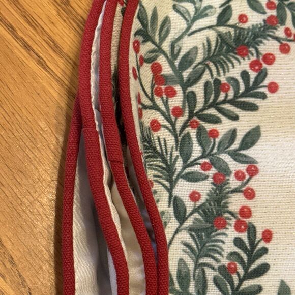 TAHARI Christmas Teddy Bear 15" Round Placemats Beaded Set of 4 - Picture 5 of 5